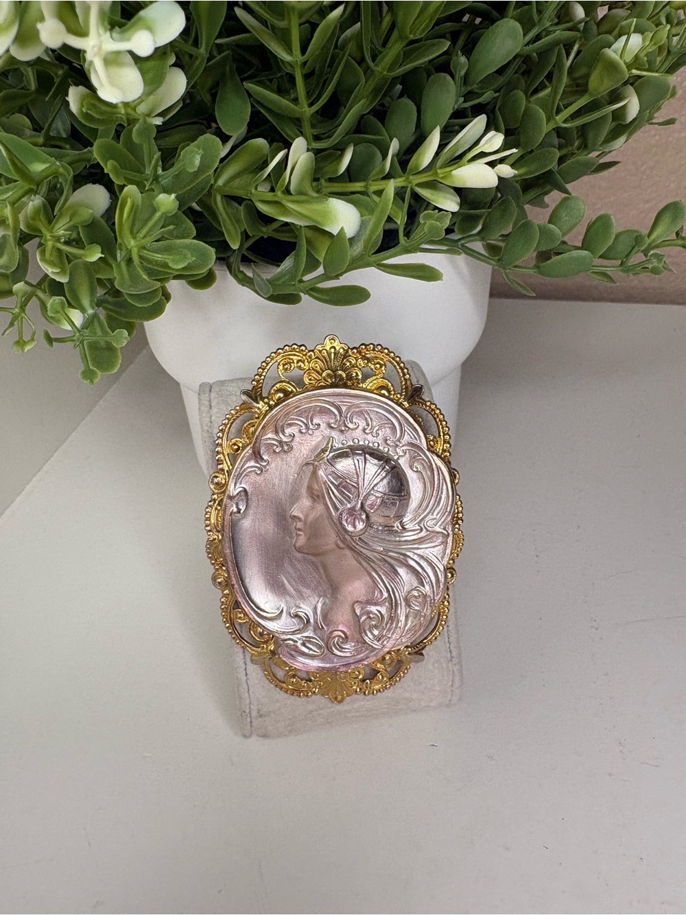 Vintage Art Nouveau Revival Gold Tone Filigree Cameo Brooch Pin Pearlescent Lady - Picture 10 of 11